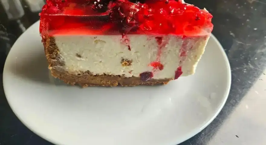 Pyszny sernik na zimno z galaretką i owocami leśnymi na kruchym spodzie. Idealny na letnie popołudnie.