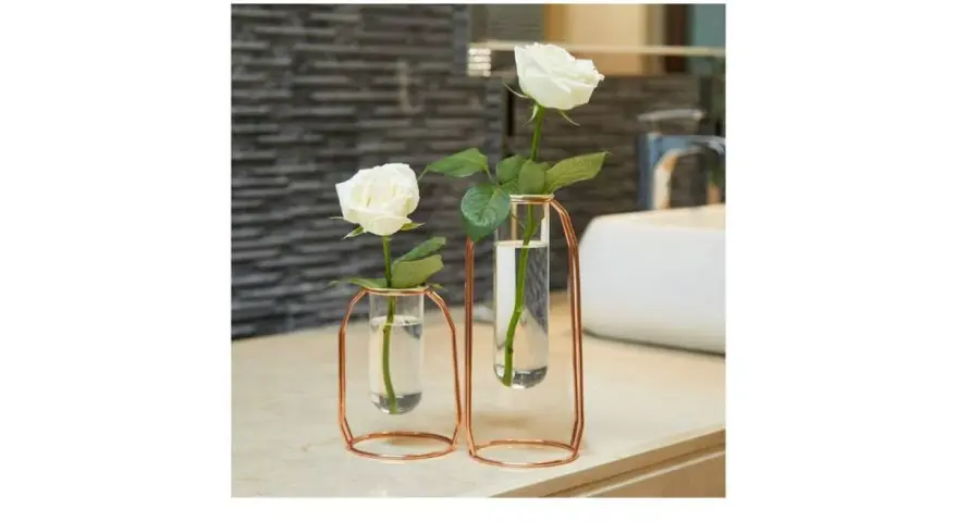 Dos jarrones de cristal grandes con rosas blancas, ideales para decorar tu hogar con elegancia.
