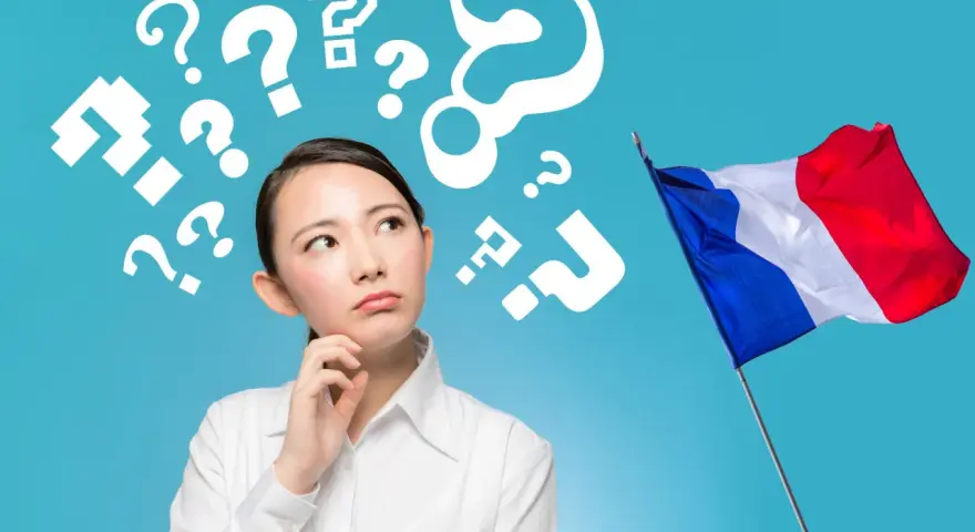 Joven pensativa rodeada de signos de interrogación, con la bandera de Francia ondeando. ¿Será que está aprendiendo el idioma de Francia?