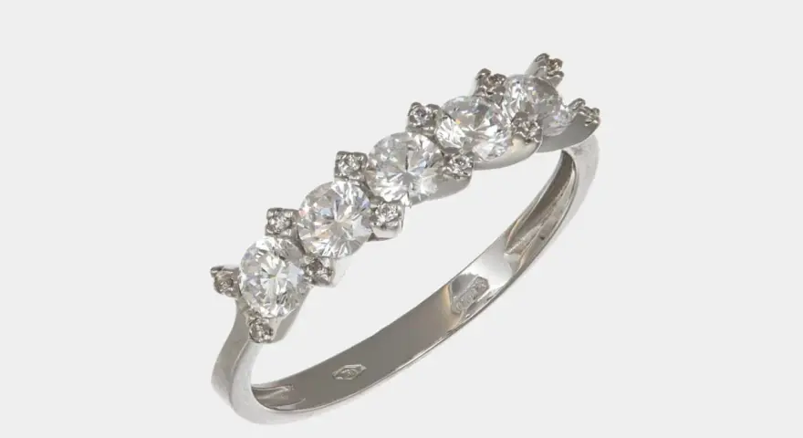 Anello in argento con cinque zirconi incastonati, un simbolo di eleganza e valore.