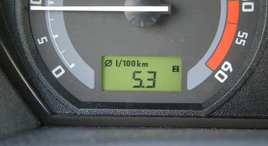 Na wyświetlaczu samochodu widać średnie spalanie paliwa: 5.3 l/100 km.