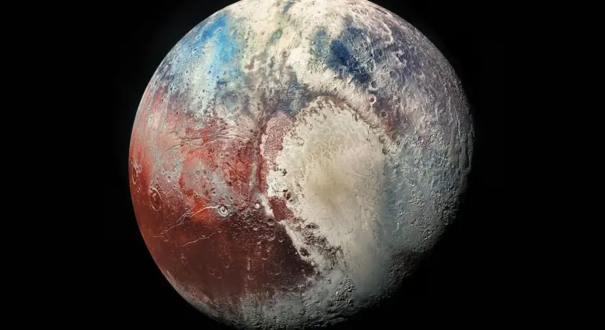 Plutón, con su carta astral de colores rojizos, blancos y azules, revela un paisaje helado y misterioso en el espacio.