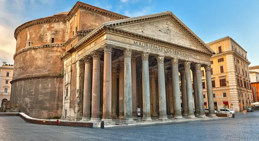 Le Panthéon de Rome, chef-d'œuvre antique, se dresse majestueusement avec ses colonnes imposantes et son dôme emblématique.