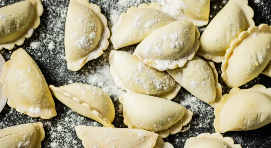 Surowe pierogi, gotowe do gotowania. Idealne na keto obiad, jeśli masz dobry pierogi keto przepis.