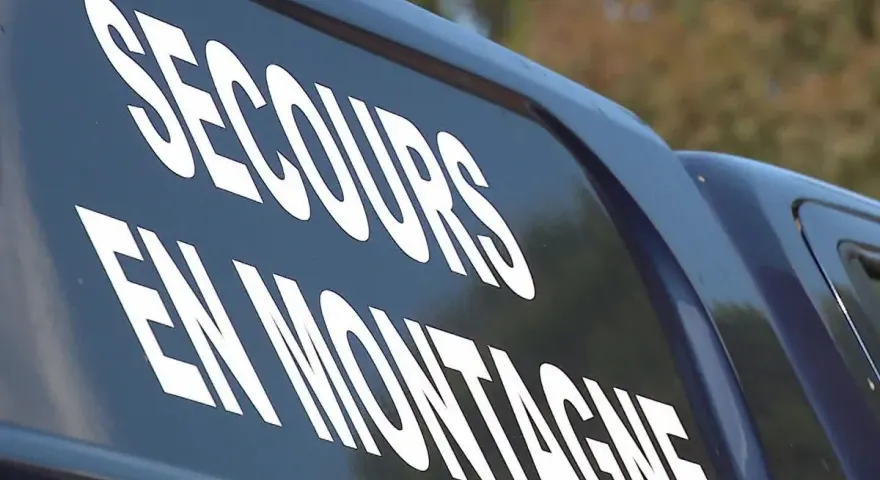 Véhicule de secours en montagne, prêt à intervenir sur le GR20, même en cas de mort.