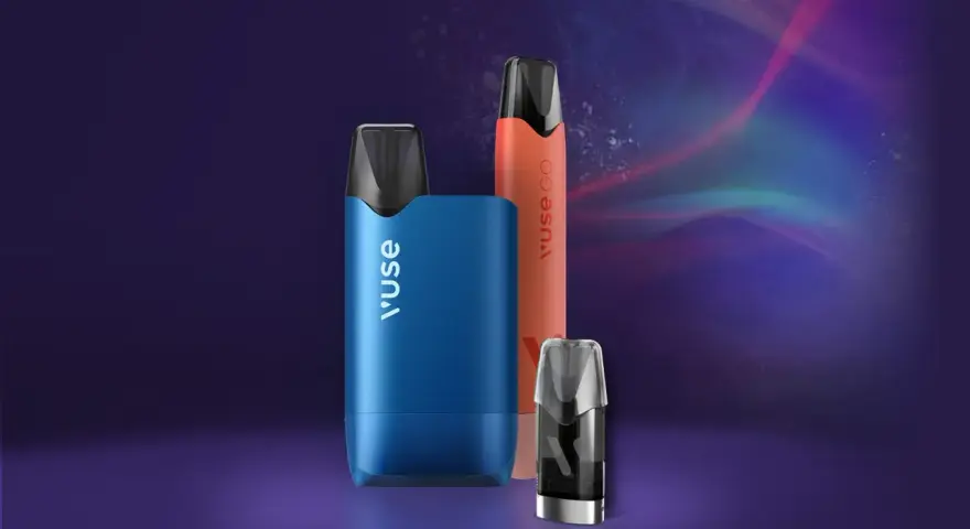 Tres pods vape de diferentes colores: azul, naranja y uno transparente con líquido.