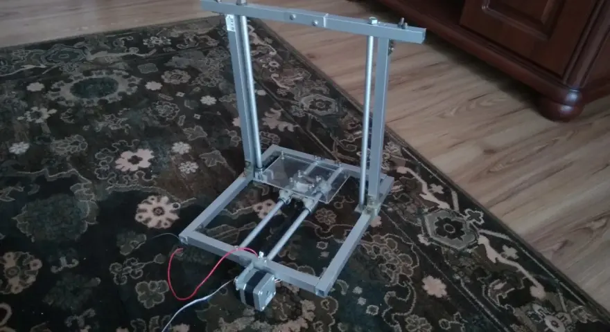 Samodzielnie zbudowana drukarka 3d diy, gotowa do pracy.