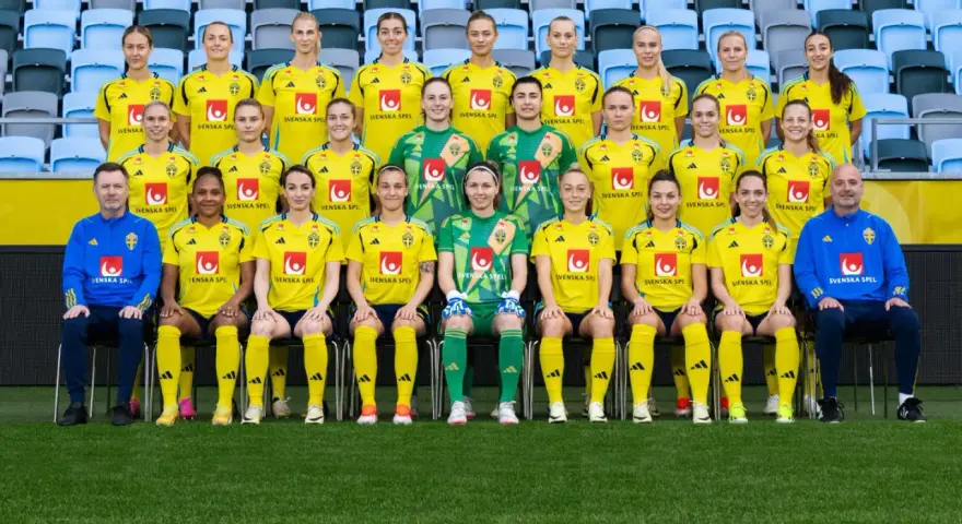 Svenska damlandslaget fotboll poserar för ett lagfoto i sina gula matchställ.