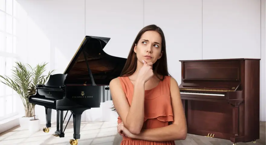 Kobieta zastanawia się, czy wybrać elegancki fortepian, czy klasyczne pianino.