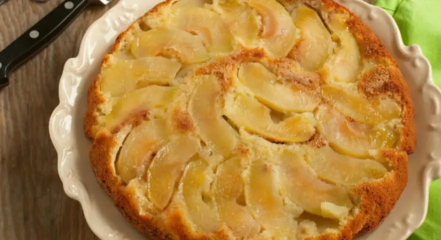 Un délicieux cake aux pommes, doré et moelleux, garni de fines tranches de pommes fondantes. Parfait pour le goûter.