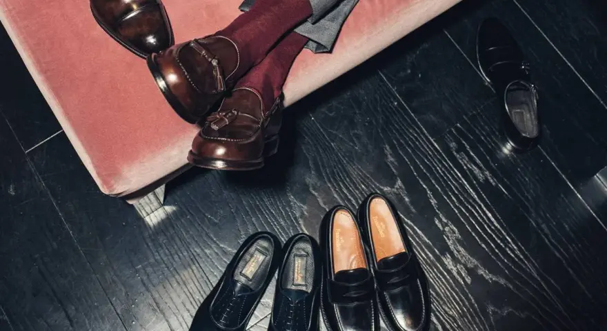 Scarpe eleganti da uomo: mocassini con nappine e stringate. Il numero 8 di scarpe a cosa corrisponde? Probabilmente a una taglia UK 8, che in Italia è circa un 42.