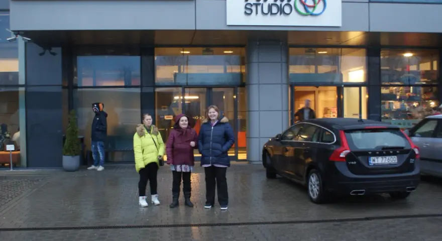 Przed budynkiem ATM Studio, gdzie jest nagrywane Koło Fortuny, stoją trzy dziewczyny.