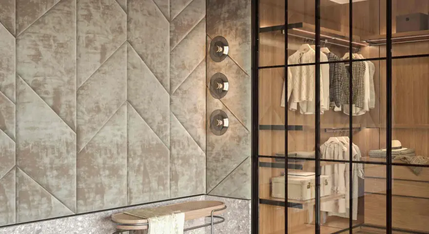 Ingresso con boiserie moderne imbottite, panchina in legno e rattan, e cabina armadio a vista con illuminazione integrata.