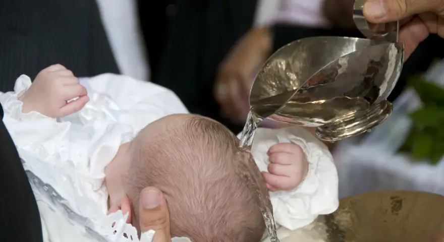 Kiedy robi się chrzciny? Odpowiedni czas na chrzest dziecka