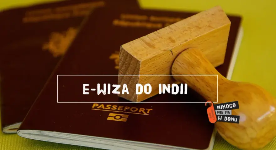 Pasporty i stempel z napisem "E-wiza do Indii". Planujesz podróż?