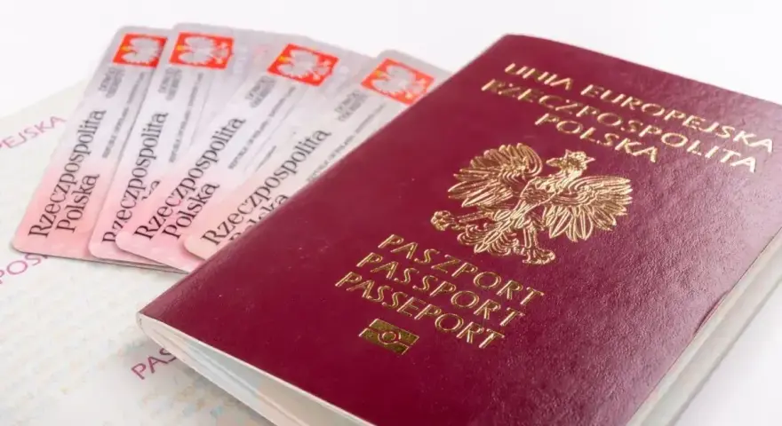 Polski paszport i kilka dowodów osobistych. Czy do Irlandii potrzebny jest paszport? Tak, dla obywateli spoza UE.