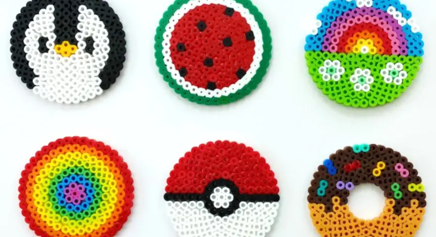 Urocze pyssla wzory: pingwin, arbuz, tęcza z kwiatkami, tęczowe koło, pokeball i pączek.