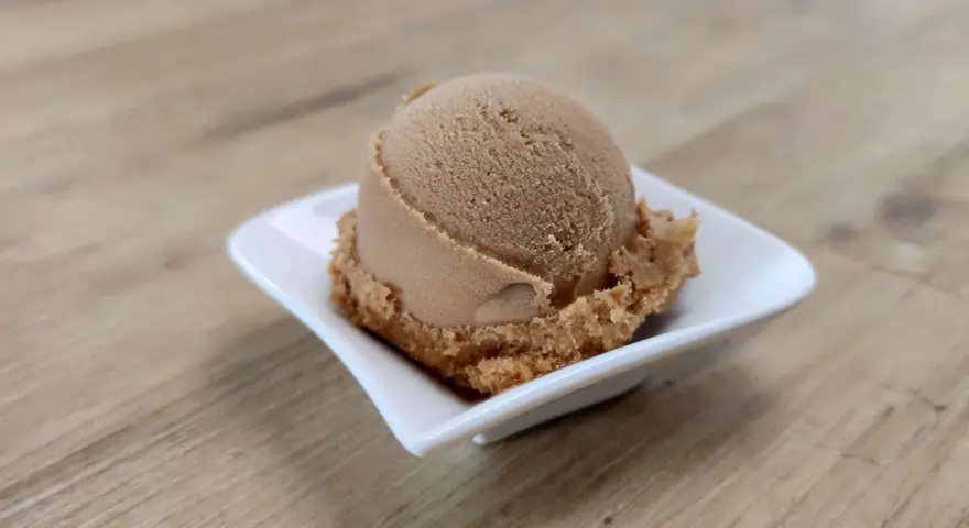 Ein Löffel cremiges Cola-Eis, perfekt für alle, die Cola Eis selber machen wollen.