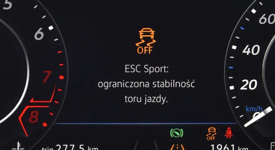 Na desce rozdzielczej świeci się kontrolka ESP OFF, informując o ograniczonej stabilności toru jazdy w trybie ESC Sport.