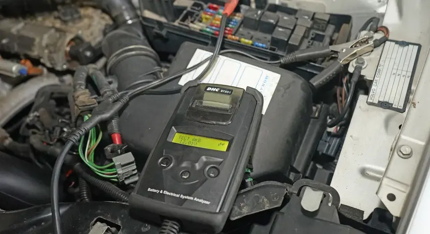 Czy można odpalić auto na prostowniku? Ryzyko i bezpieczne alternatywy