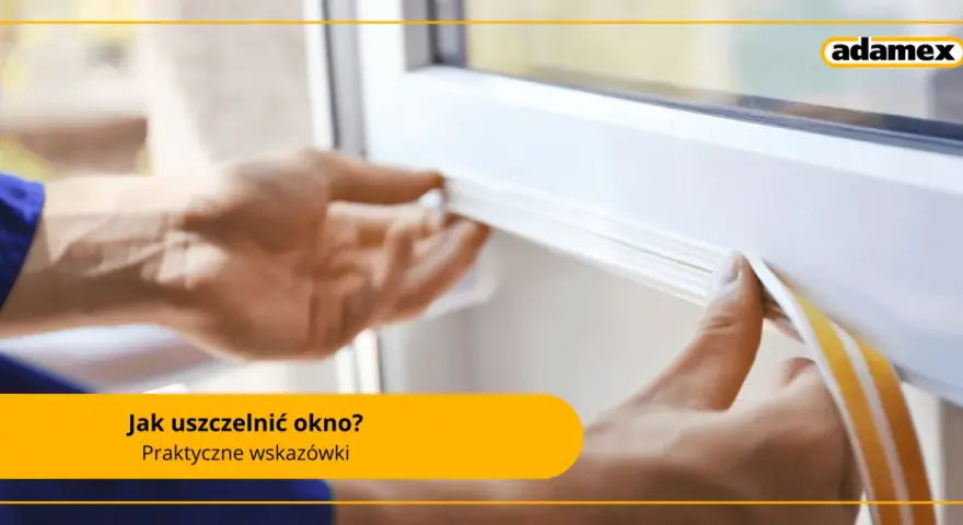 Ręce przykładają uszczelkę do okna, pokazując jak uszczelnić okna na zimę. Praktyczne wskazówki.