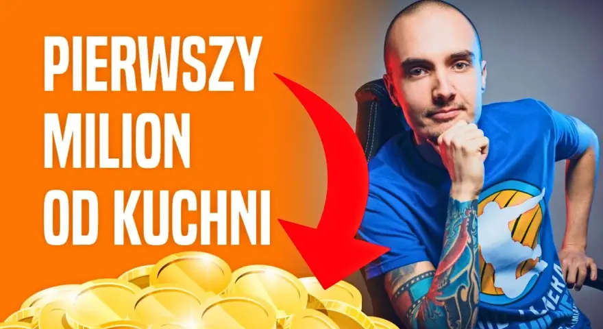 Mężczyzna z tatuażami zastanawia się, jak szybko zarobić pieniądze. Na ekranie napis "Pierwszy milion od kuchni" i stos złotych monet.