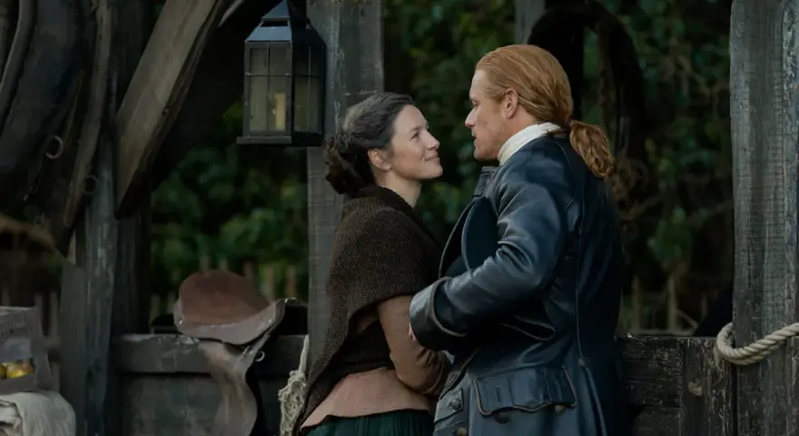 Claire i Jamie w outlander sezon 8, patrzą na siebie z miłością.