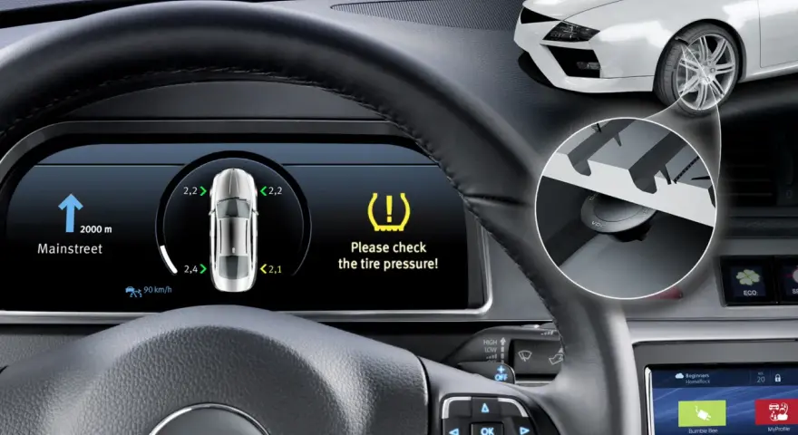 Cruscotto auto con avviso di controllare tpms. Indicatore di pressione pneumatici basso e simbolo di attenzione.