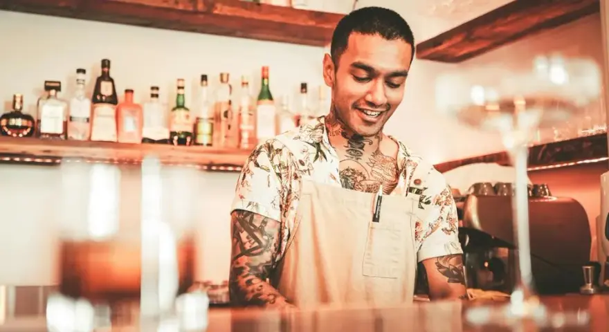 Barman w hotelu: 4950 PLN brutto to początek! Jak zwiększyć zarobki?