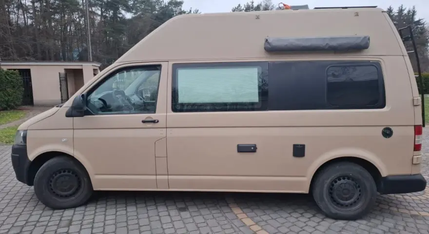 Kamper w piaskowym kolorze, pomalowany Raptor. Zastanawiasz się, ile kosztuje malowanie auta Raptor?