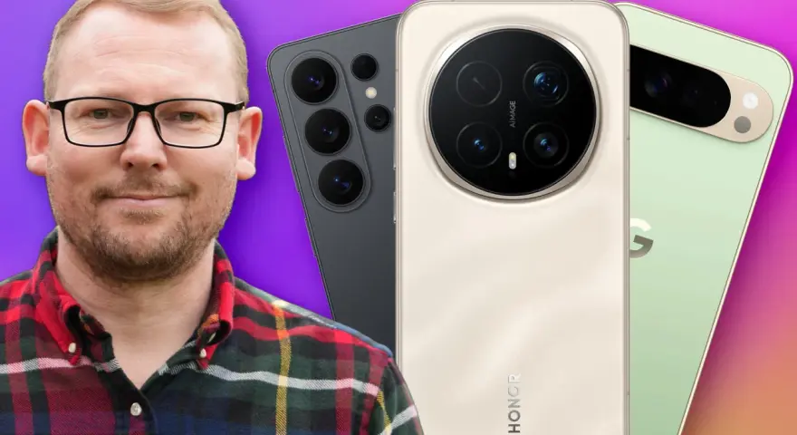 Mann mit Brille und kariertem Hemd vor drei Smartphone-Kameras.