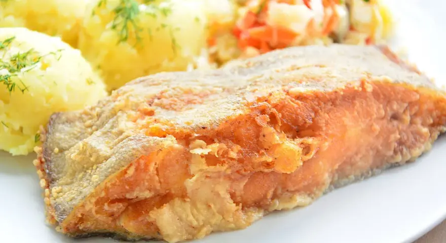 Chrupiący halibut smażony na złoto, podany z puree ziemniaczanym i surówką. Pyszny obiad gotowy!