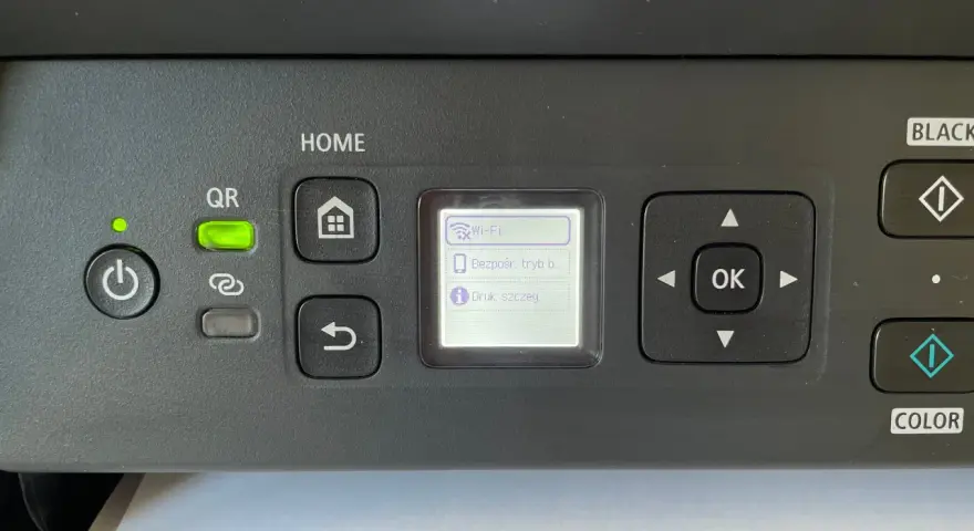 Drukarka Canon TS3150. Zielona kontrolka QR świeci, a na ekranie widoczny jest komunikat "Bezpośr. tryb b...".