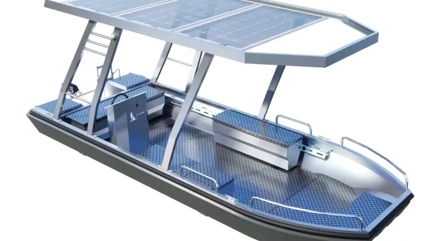 Ein modernes Boot mit Solarpaneelen auf dem Dach. Diese solar boote sind ideal für umweltfreundliche Ausflüge auf dem Wasser.