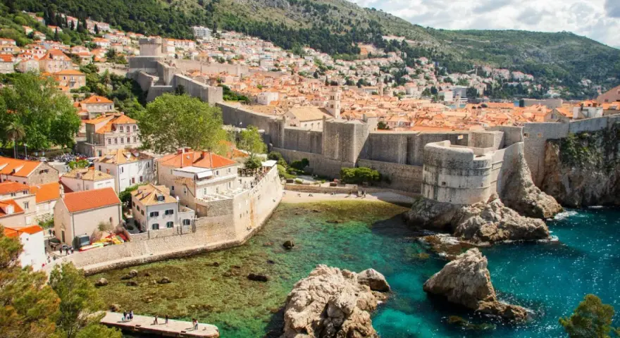 Dubrovnik, con le sue mura imponenti e il mare cristallino, è un must per chi cerca cosa vedere in Croazia.
