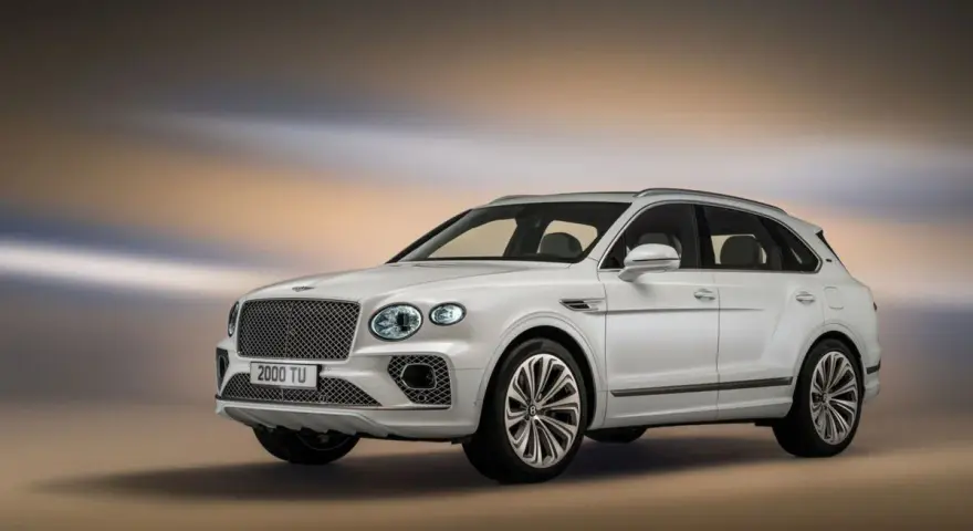 Biały Bentley Bentayga, luksusowy SUV. Sprawdź aktualną bentley bentayga cena i odkryj jego możliwości.