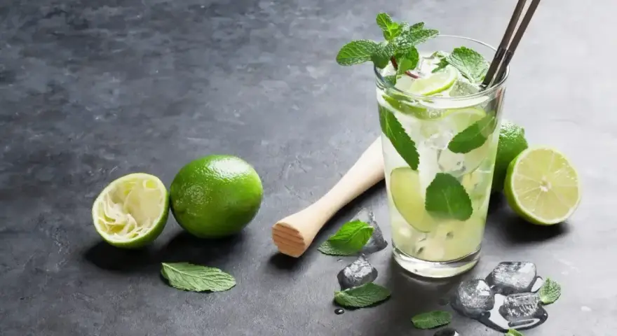 Orzeźwiający mojito bezalkoholowe z limonką i miętą, gotowy do podania.