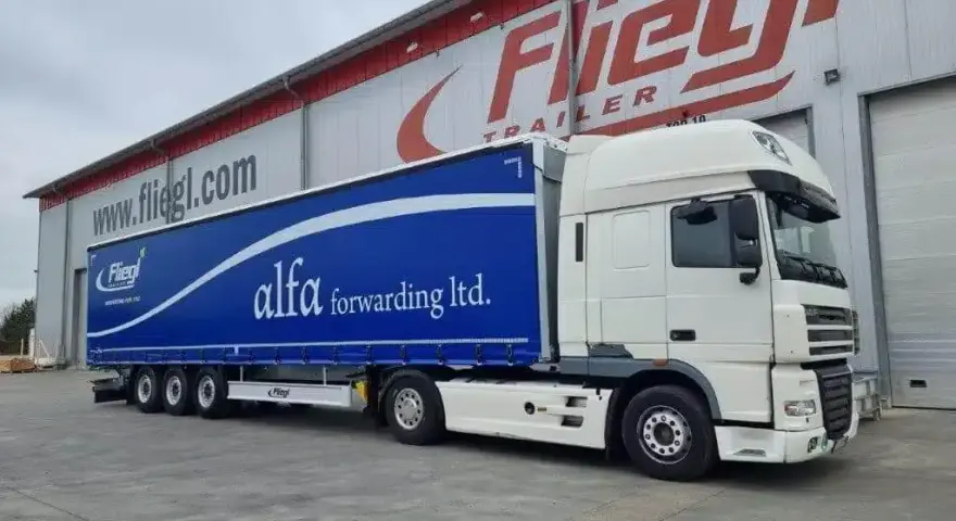 Co to jest naczepa i jak wpływa na transport drogowy?