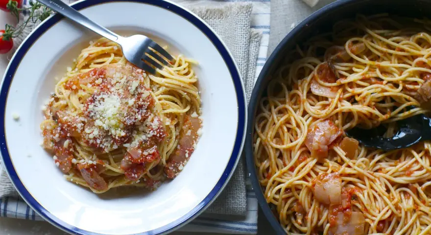 Pyszne spaghetti z sosem pomidorowym i guanciale, idealne na obiad. Oto przepis na Pasta Amatriciana!