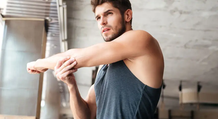 Uomo che si allena, sport contro ansia. Stretching per liberarsi dalle tensioni.