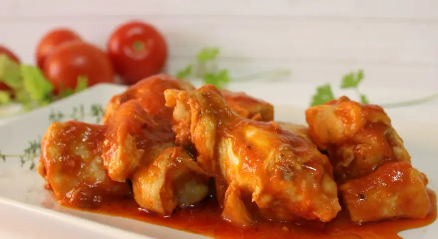 Sabroso pollo con tomate, cocinado a fuego lento hasta que la carne esté tierna y la salsa de tomate haya espesado.
