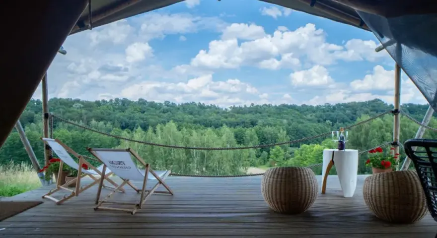Idealne miejsce na wakacje z dziećmi: taras z widokiem na las, leżaki i kosze do siedzenia.