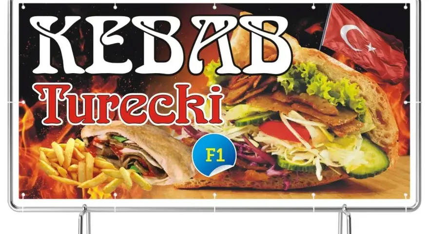 Kebab turecki z frytkami i flagą Turcji na tle płomieni.