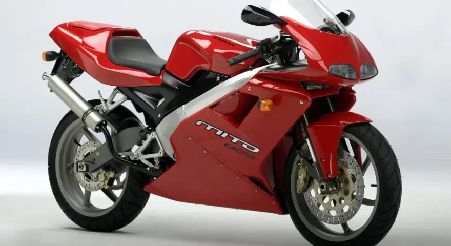 Czerwona Cagiva Mito, znana jako najszybsza 125, z białym akcentem na owiewce i srebrnym wydechem.