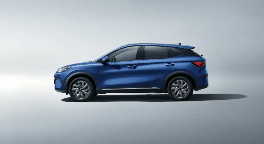 Niebieski BYD atto 3, nowoczesny SUV, prezentuje swój dynamiczny profil na jasnym tle.