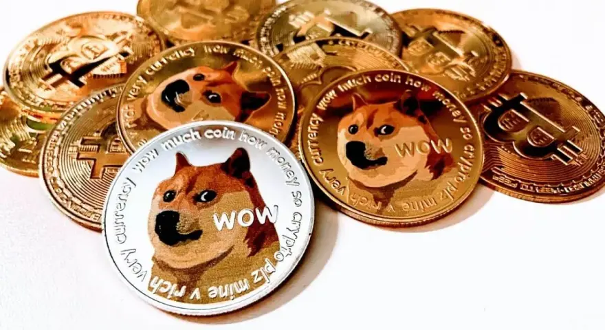Kryptowaluta Doge w postaci złotych i srebrnych monet, z wizerunkiem psa Shiba Inu i napisem "WOW".