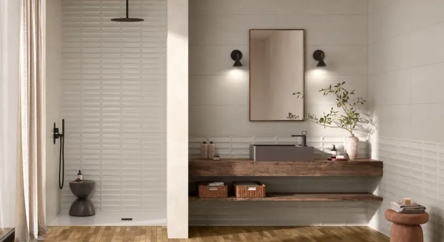Aménagement salle de bain moderne avec douche à l'italienne, meuble vasque en bois flotté et sol en parquet.