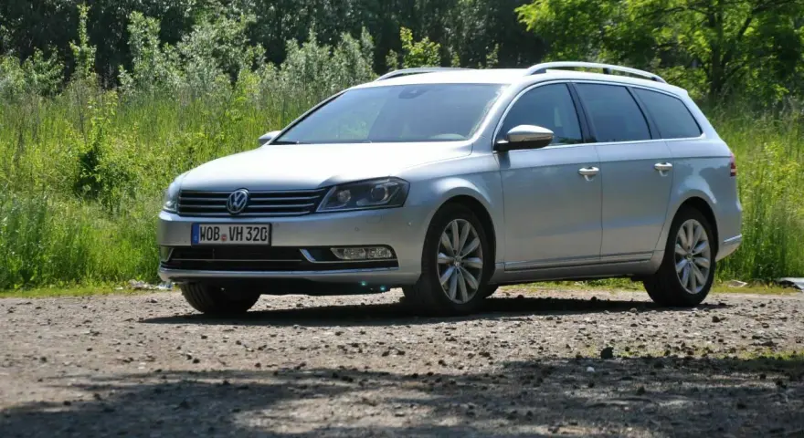Silberner VW Passat Variant, 2.0 TDI mit 177 PS, steht auf Schotterweg. Mögliche Probleme mit dem Motor sind ein Thema.