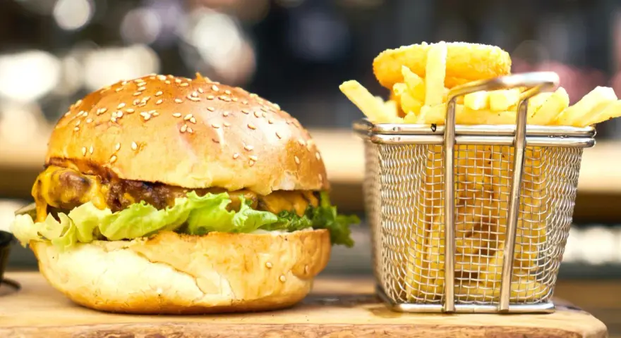 Soczysty burger z dorsza: Koniec z suchą rybą! Przepis Błażeja.