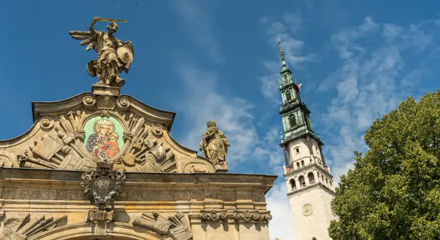 Brama klasztoru ojców paulinów Jasna Góra z mozaiką Matki Boskiej i wieżą.